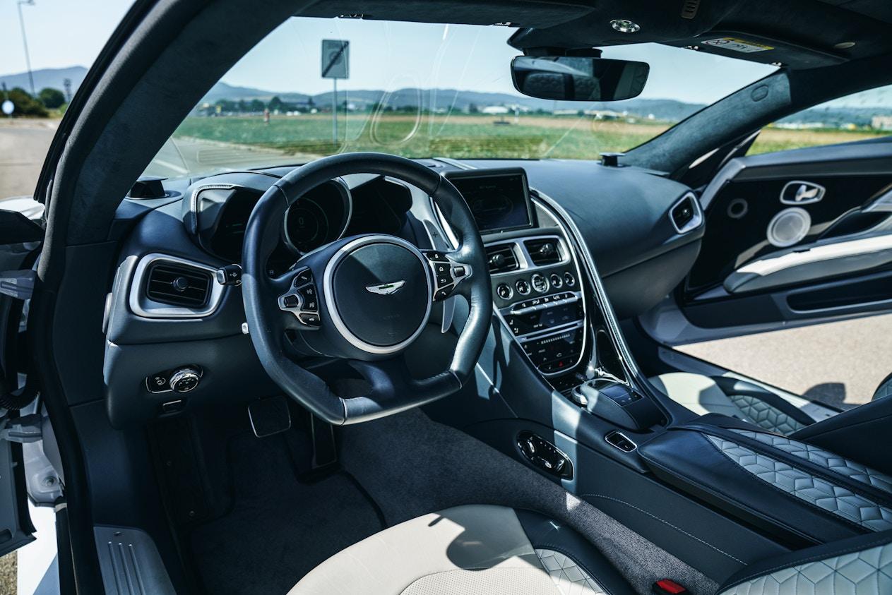 Aston Martin DBS : l'élégance britannique.